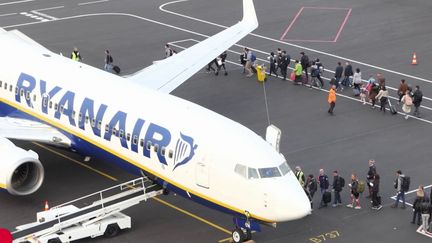 Pour protester contre l'augmentation des taxes sur les billets, la compagnie de vols à bas prix irlandaise Ryanair menace de déserter les aéroports français.