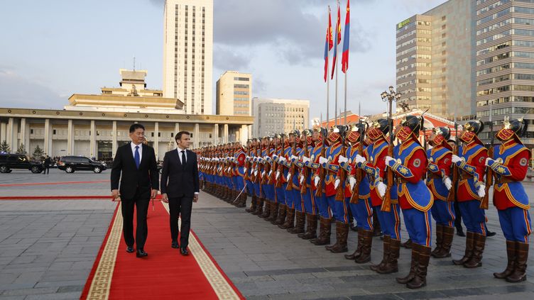 French President Emmanuel Macron and his Mongolian counterpart Ukhnaa Khurelsukh during a visit to Ulaanbaatar on May 21, 2023. (LUDOVIC MARIN / AFP)