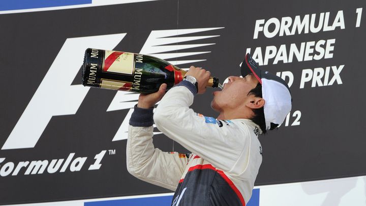 Le pilote de F1 Kamui Kobayashi f&ecirc;te sa 3e place au Grand Prix du Japon, le 7 octobre 2012.&nbsp; (TORU YAMANAKA / AFP)