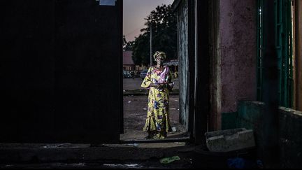 explique sur le site de la FIDH comment est né ce projet photographique: «Lors de nos échanges réguliers avec les différentes organisations de victimes, l’une des questions récurrentes est celle de la visibilité des victimes. Figurez-vous qu’il n’existe, en Guinée, aucun monument, aucune plaque commémorative pour les crimes commis depuis 1958! (…) En attendant donc d’obtenir la reconnaissance publique des crimes du passé, nous avons décidé de rendre visibles plusieurs femmes et hommes qui, comme des milliers d’autres, ont subi la violence d’Etat.  (Tommy Trenchard )