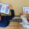 Des &eacute;l&egrave;ves de maternelle produisent un livre num&eacute;rique sur les tablettes pr&ecirc;t&eacute;es par l'Education nationale, &agrave; Puligny-Montrachet (C&ocirc;te-d'Or), le 14 avril 2015. (CAMILLE CALDINI /FRANCETV INFO)