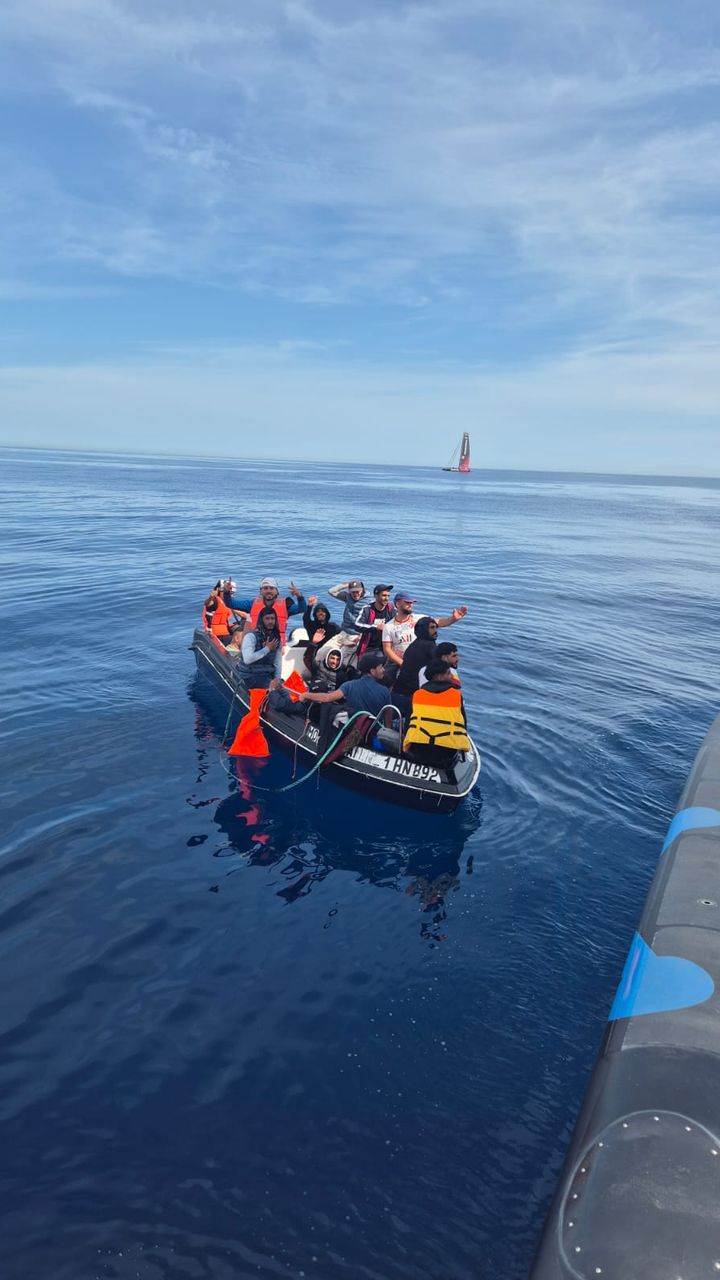 L'équipage a fourni de l'eau et un peu de nourriture aux rescapés qui dérivaient depuis plusieurs jours sur la Méditerranée. (THIBAUT VAUCHEL-CAMUS - SOLIDAIRES EN PELOTON)