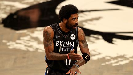 Le joueur des Nets de Brooklyn,&nbsp;Kyrie Irving, fait partie des joueurs refusant de se faire vacciner. (ELSA / GETTY IMAGES NORTH AMERICA)