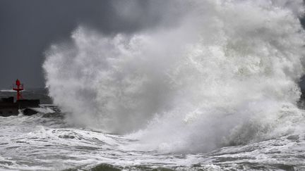 Des vagues s'abattent sur une digue à Plobannalec-Lesconil, dans le Finistère, le 9 mars 2023. (FRED TANNEAU / AFP)