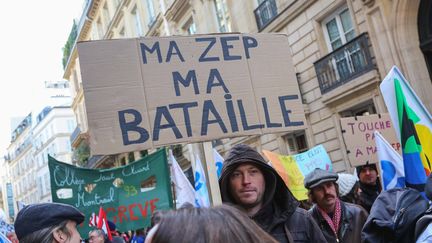 Des syndicats d'enseignants des acad&eacute;mies de Paris-Cr&eacute;teil et Versailles manifestent&nbsp;pour d&eacute;noncer le d&eacute;mant&egrave;lement des zones d'&eacute;ducation prioritaire (ZEP), le 9 d&eacute;cembre 2014 &agrave; Paris. (  MAXPPP)