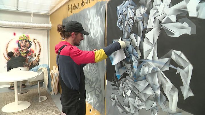 Aket dans son atelier roubaisien en train de travailler sur un Don Quichotte. (France 3 Nord Pas-de-Calais)