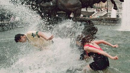 Des jeunes se rafraichissent dans une fontaine à Moscou en juin 2010 (AFP. A.Nemenov)