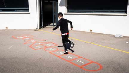 Un élève d'une école de primaire du groupe scolaire de Trouillas (Pyrénées-Orientales), le 16 mars 2023. (JC MILHET / HANS LUCAS / AFP)