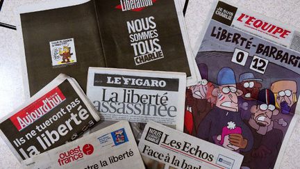 Les unes de la presse française en deuil après l'attentat contre Charlie Hebdo
 (DAMIEN MEYER / AFP)