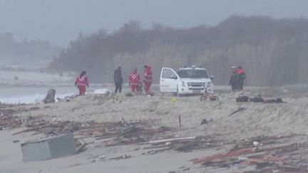 Dans la matinée du dimanche 26 février, une quarantaine de migrants, dont des enfants, sont morts dans le naufrage de leur embarcation, près de la ville italienne de Crotone, en Calabre. La journaliste Raphaële Schapira, en direct de Rome, fait le point sur le drame.