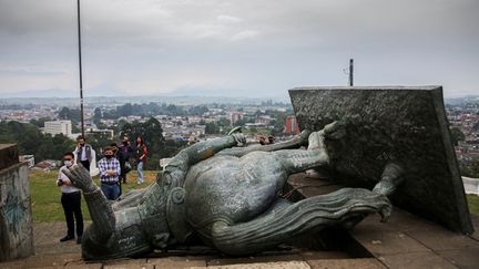 Une statue équestre représentant le conquistador espagnol Sebastian de Belalcazar, au sol, le 16 septembre 2020, à Popayan (Colombie). (JULIAN MORENO / AFP)