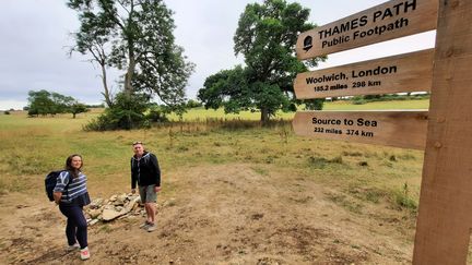 Alisdair Naulls et Gwen Mainwaring, membres de l'ONG britannique The Rivers Trust, près de la source asséchée de la Tamise, à Kemble, dans le Gloucestershire, en août 2022 (AGATHE MAHUET / FRANCEINFO / RADIO FRANCE)