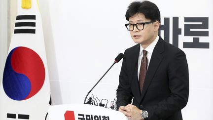 Le président du parti PPP, Han Dong-hoon, annonce sa démission, le 16 décembre 2024, à Séoul (Corée du Sud). (JEON HEON-KYUN / EPA / MAXPPP)