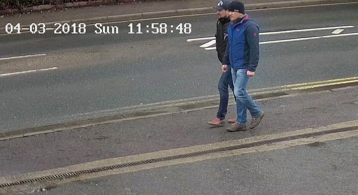 Alexander Petrov (à droite) et Ruslan Boshirov (à gauche) sur une image de caméra de surveillance prise à Salisbury près de Londres, le 4 mars 2018.&nbsp; (HO / METROPOLITAN POLICE SERVICE / AFP)