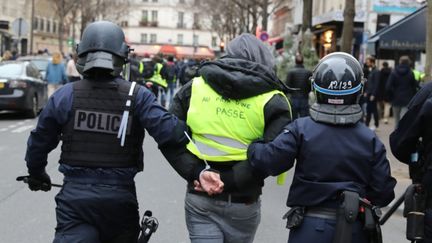 Un manifestant arrêté en marge de la mobilisation des "gilets jaunes", le 8 décembre 2018 à Paris. (MAXPPP)