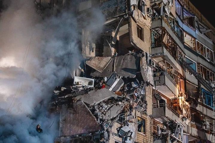 Anastasia Shvets au milieu des ruines de son appartement, après une frappe russe, le 14 janvier 2023 à Dnipro (ARSEN DZODZAEV / HROMADSKE)