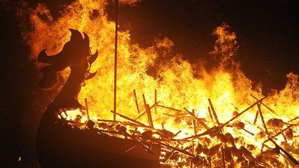 Ecosse : un millier de personnes brûlent un drakkar pour la "fête du feu"