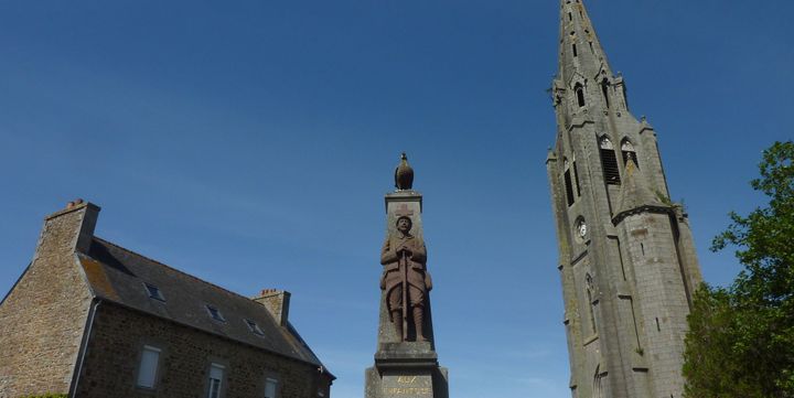 L'église de Plouagat le 1er septembre 2013
 (PHILIPPE SCHWAB / AFP)