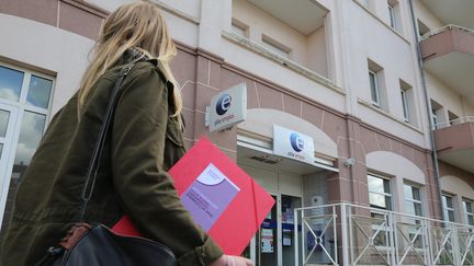 Deux tiers des jeunes n'accèdent pas directement à un CDI lors de leur arrivée sur le marché du travail.&nbsp; (PHILIPPE RIEDINGER / MAXPPP)