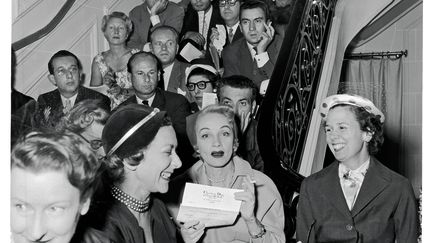 Marlène Dietrich surprise lors d'un défilé Dior en 1951
 (2014 ASSOCIATION WILLY MAYWALD / ARTISTS RIGHTS SOCIETY (ARS), NEW YORK/ADAGP, PARIS)