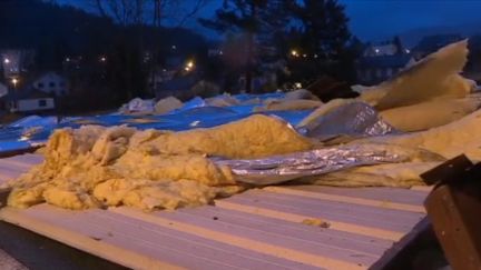 Dans les Vosges, le village de Saint-Dié a été lourdement frappé par la tempête Ciara. Le toit de l'école s'est effondré le soir du 9 février. AU lendemain, difficile d'imaginer une réouverture de l'établissement. (FRANCE 3)