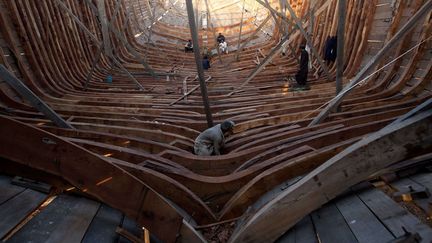 Des charpentiers de marine travaillent sur la construction traditionnelle d'un bateau de pêche. Ce secteur est vital pour le Pakistan mais reste très peu organisé. Le pays pêche quelque 625.000 tonnes de poisson par an, dont seulement 131.000 tonnes sont exportées. Le port de Karachi, où est construit ce bateau, est le principal du pays qui compte quelque 30.000 marins pêcheurs. (Shakil Adil/AP/SIPA - Septembre 2016)