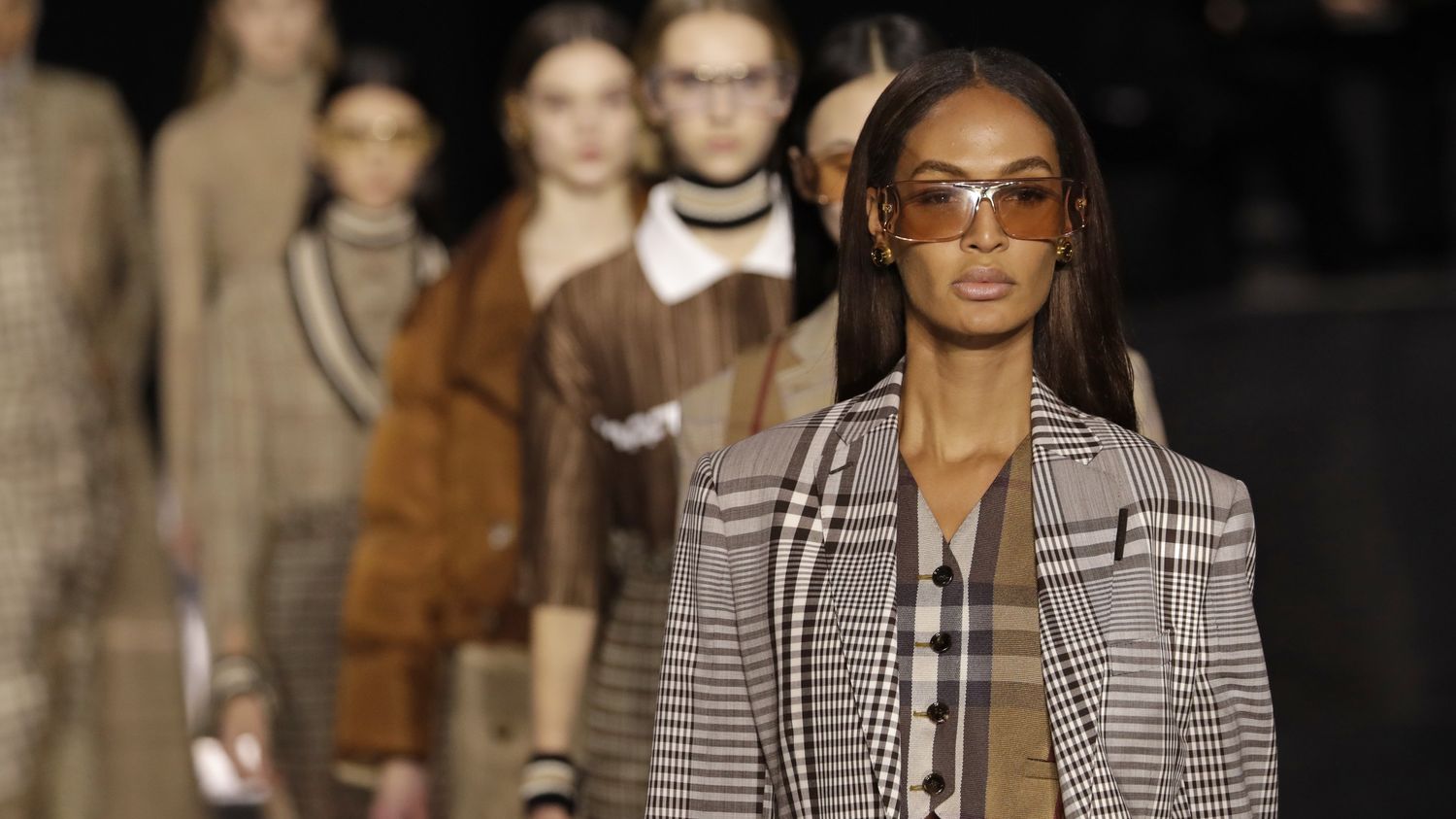 the Fall-Winter 2021-22 Fashion Weeks focus on the virtual