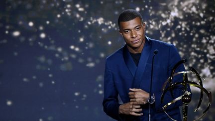 L'attaquant du PSG Kylian Mbappé, 23 ans, lors de la cérémonie de remise des prix du championnat de Ligue 1. (FRANCK FIFE / AFP)