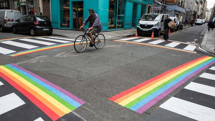 Les nouveaux passages piétons arc-en-ciel de Paris, installés en l'honneur de la Quinzaine des Fiertés LGBT, pris en photo le 15 juin 2018. (MAXPPP)