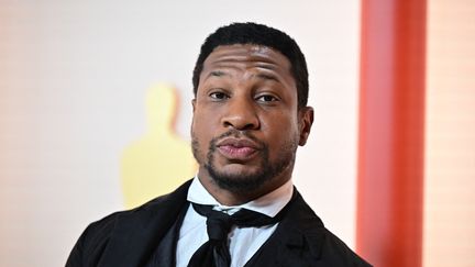 L'acteur américain Jonathan Majors lors de la cérémonie des Oscars à Hollywood, en Californie, le 12 mars 2023. (FREDERIC J. BROWN / AFP)