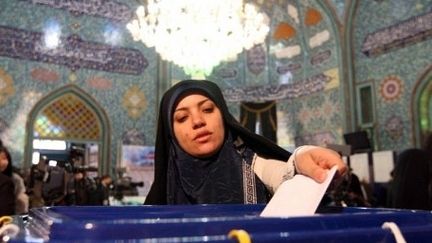 Une Iranienne vote à Téhéran. (ATTA KENARE / AFP)