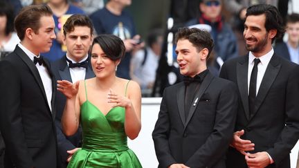 (De gauche à droite) L'acteur Antoine Pilon, l'actrice Catherine Brunet, le réalisateur Xavier Dolan et l'acteur Gabriel D'Almeida discutent sur le tapis rouge de&nbsp;Matthias et Maxime (LOIC VENANCE / AFP)