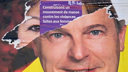 Des affiches de campagne d'Anne Hidalgo et Fabien Roussel, deux candidats dont les équipes font appel à l'entreprise NationBuilder, le 7 mars 2022 à Rennes (Ille-et-Vilaine). (DAMIEN MEYER / AFP)