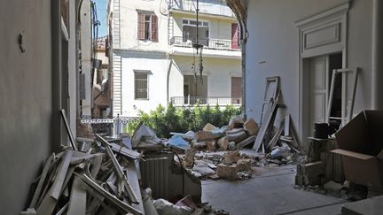 Vue de l'intérieur, la maison d'Elie Saab complètement éventrée suite aux explosions du 4 août à Beyrouth (17 août 2020) (ANWAR AMRO / AFP)