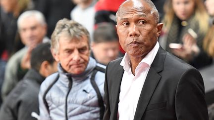 Tous les deux passés sur le banc du FC Nantes cette saison, Antoine Kombouaré (devant) et Christian Gourcuff (derrière) enchaînent les bancs de clubs de Ligue 1 depuis le début des années 2000. (DAMIEN MEYER / AFP)