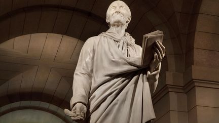 La statue de Voltaire au Panth&eacute;on. (MANUEL COHEN / AFP)