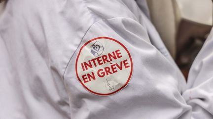 Des internes en grève à Paris, le 17 décembre 2020. (MAXPPP)