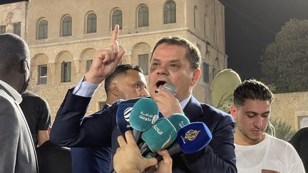 Le Premier ministre libyen Abdel Hamid Dbeibah s'exprime lors d'une manifestation place du Parlement à Tripoli contre la motion de censure, le 21 septembre 2021. (MUCAHIT AYDEMIR / ANADOLU AGENCY)