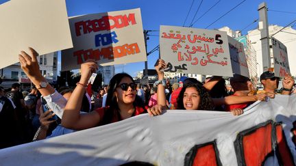 Des centaines de personnes ont défilé le 4 octobre 2024 dans les rues de la capitale tunisienne à deux jours du scrutin pour la présidentielle. Elles accusent le président Kaïs Saïed, candidat à sa succession, de truquer le jeu. (FETHI BELAID / AFP)