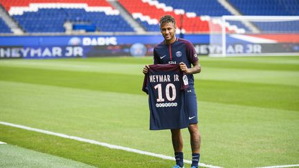 Le parisien Neymar lors de sa présentation au Parc des Princes, à Paris, le 4 août 2017. (LIONEL BONAVENTURE / AFP)