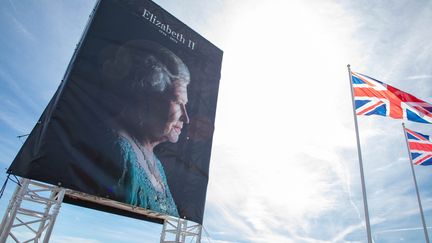 La ville de Nice a installé un portrait de la reine Elizabeth II sur la promenade des Anglais pour lui rendre hommage, le 10 septembre 2022. (ROLAND MACRI / HANS LUCAS / AFP)