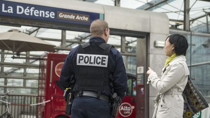 Un policier en patrouille, le 26 mai 2013, devant la station RER de la D&eacute;fense (Hauts-de-Seine). ( MAXPPP)