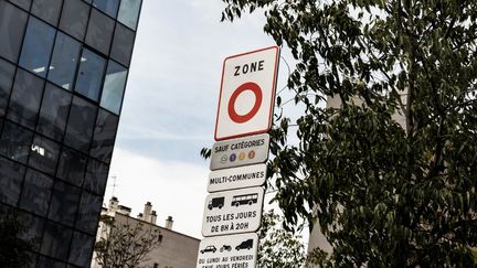 Un panneau à l'entrée d'une zone à faibles émissions mobilité, à Paris, le 27 octobre 2022. (ARNAUD PAILLARD / HANS LUCAS / AFP)