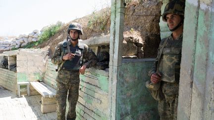 Des soldats arm&eacute;niens post&eacute;s &agrave; la fronti&egrave;re s&eacute;parant l'Azerba&iuml;djan de la r&eacute;gion du Haut Karabakh, &agrave; Reyhanli, le 3 mai 2012. (JEAN RENE AUGE / WOSTOK PRESS / MAXPPP)