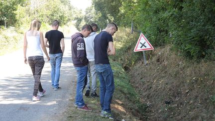 &nbsp; (L'heure est au recueillement sur la petite route de campagne de Rohan qui a vu quatre mineurs mourir dans un accident de voiture dans la nuit de samedi à dimanche © MaxPPP)