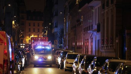 Les pompiers interviennent sur le lieu d'un incendie meurtrier dans le 16e arrondissement de Paris, le 5 février 2019. (GEOFFROY VAN DER HASSELT / AFP)