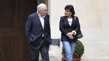 La journaliste Anne Sinclair et son &eacute;poux Dominique Strauss-Kahn dans la cour de leur immeuble place des Vosges, le 4 septembre 2011. (JOHANNA LEGUERRE / AFP)