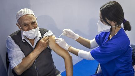 Une infirmière administre une dose du vaccin Pfizer-BioNTech dans un centre de vaccination, dans la ville de Salé, le 5 octobre 2021.&nbsp; (FADEL SENNA / AFP)