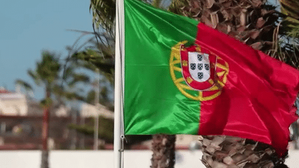 Dès 2024, les retraités étrangers vivant au Portugal ne bénéficieront plus de leur exonération d'impôts d'une durée de dix ans, a annoncé le Premier ministre portugais, mardi 3 octobre. Cette mesure contribue, selon lui, à faire monter les prix de l'immobilier. (France 2)