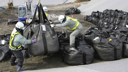 Des d&eacute;tritus radioactifs de la r&eacute;gion de Fukushima entrepos&eacute;s &agrave; Okuma (Japon), le 9 f&eacute;vrier 2012. (TOSHIKAZU SATO / YOMIURI / AFP)